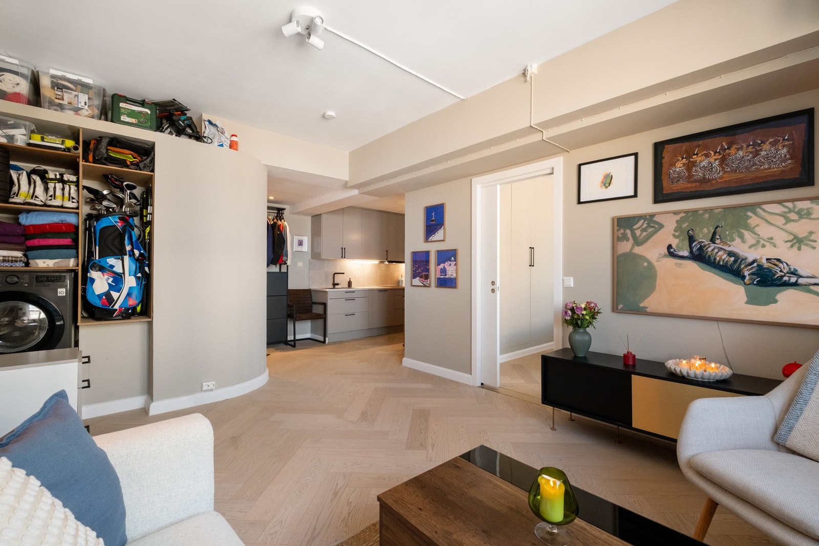 Det er opplegg for vaskemaskin i stuen, med praktisk innredning og god hylleplass i veggen som gir en funksjonell løsning. Galleribilde