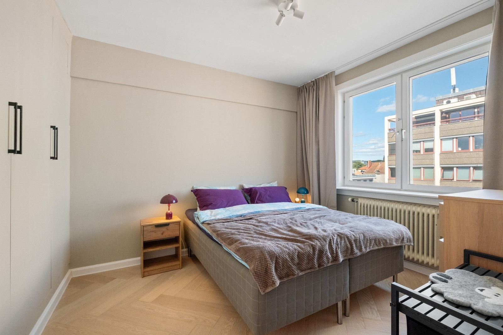 Romslig soverom med god plass til dobbeltseng, nattbord og innebygget garderobeskap. Galleribilde