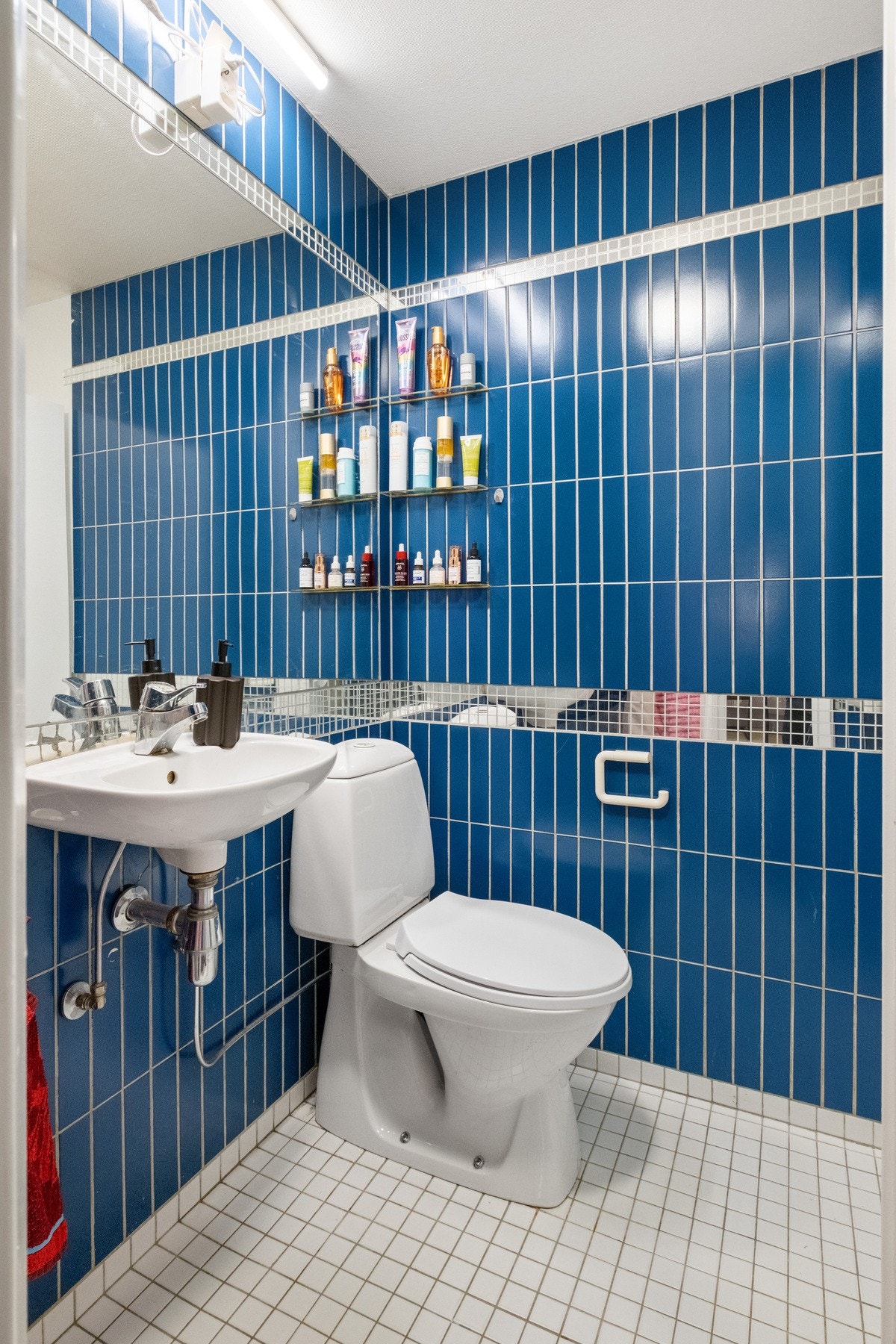 Badet har elektrisk gulvvarme som gir behagelig komfort året rundt. Boligen er tilknyttet sentral varmtvannsberedning. Galleribilde