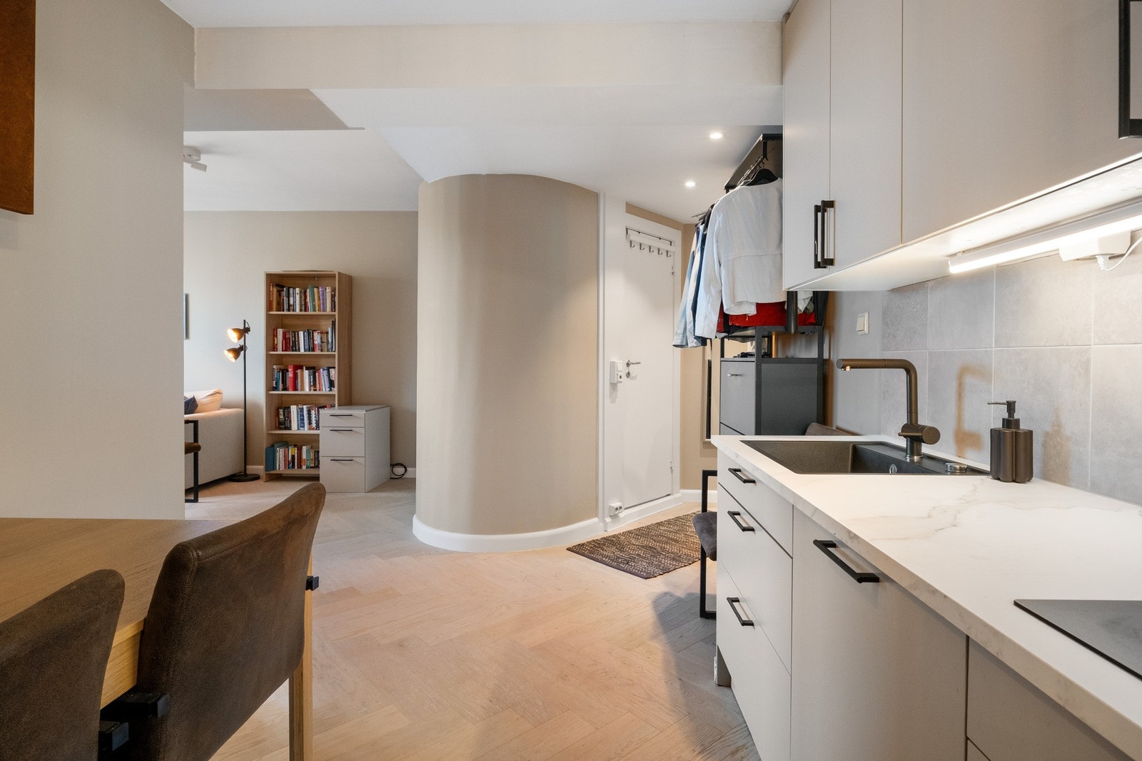 Det er godt med både skapplass og arbeidsflater, samt plass til en mindre spisegruppe. Galleribilde