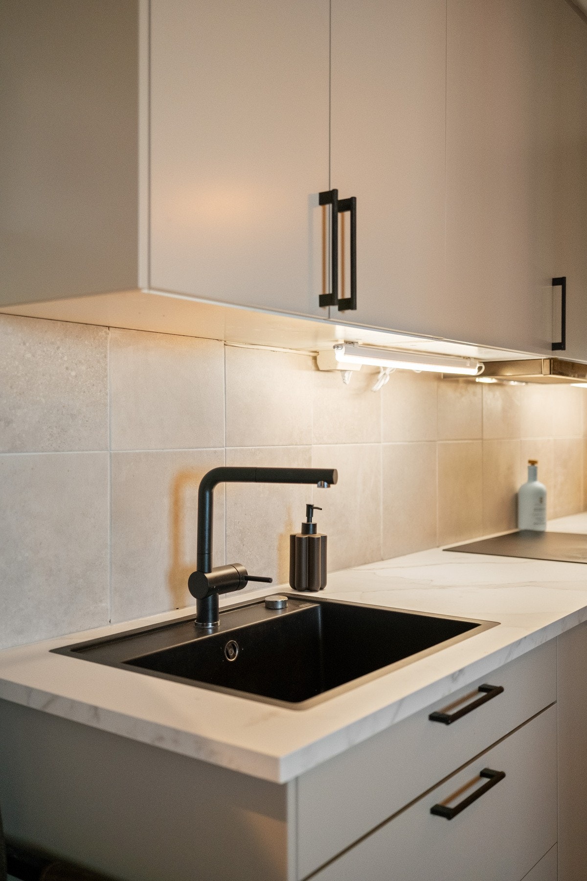Kjøkkenet er utstyrt med integrerte Electrolux hvitevarer, herunder induksjonstopp, stekeovn, mikrobølgeovn, kjøl/frys og oppvaskmaskin. Galleribilde