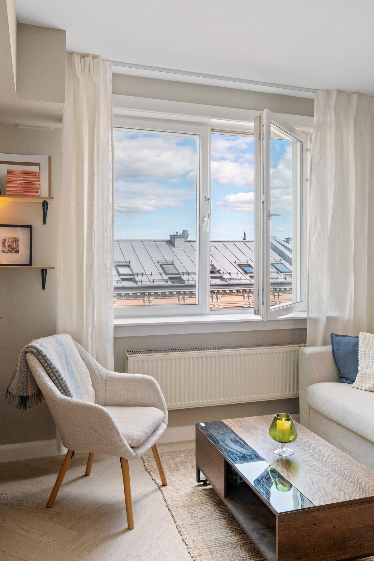 Store vindusflater slipper inn rikelig med naturlig dagslys og bidrar til en luftig romfølelse. Galleribilde