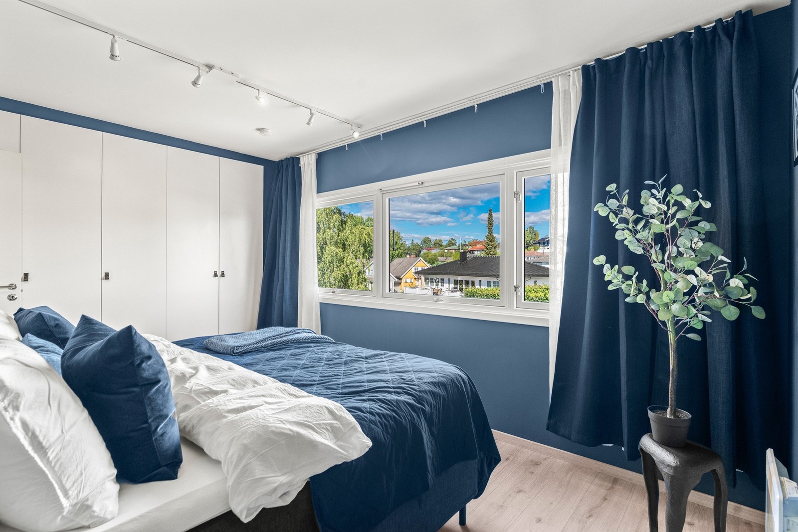 Rommet har gode muligheter for seng, nattbord, garderobe og øvrig ønsket møblering. Galleribilde