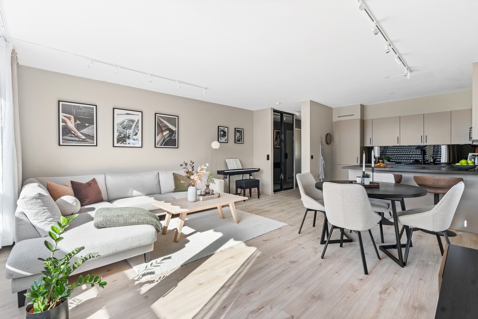 Lys og hyggelig stue med en fleksibel planløsning som gir gode muligheter for både sofagruppe og spiseplass. Galleribilde