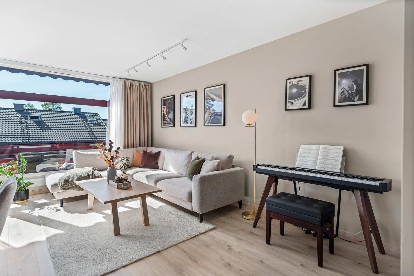 God plass til å innrede med en komfortabel sofagruppe, salongbord og øvrig ønsket møblement. Galleribilde