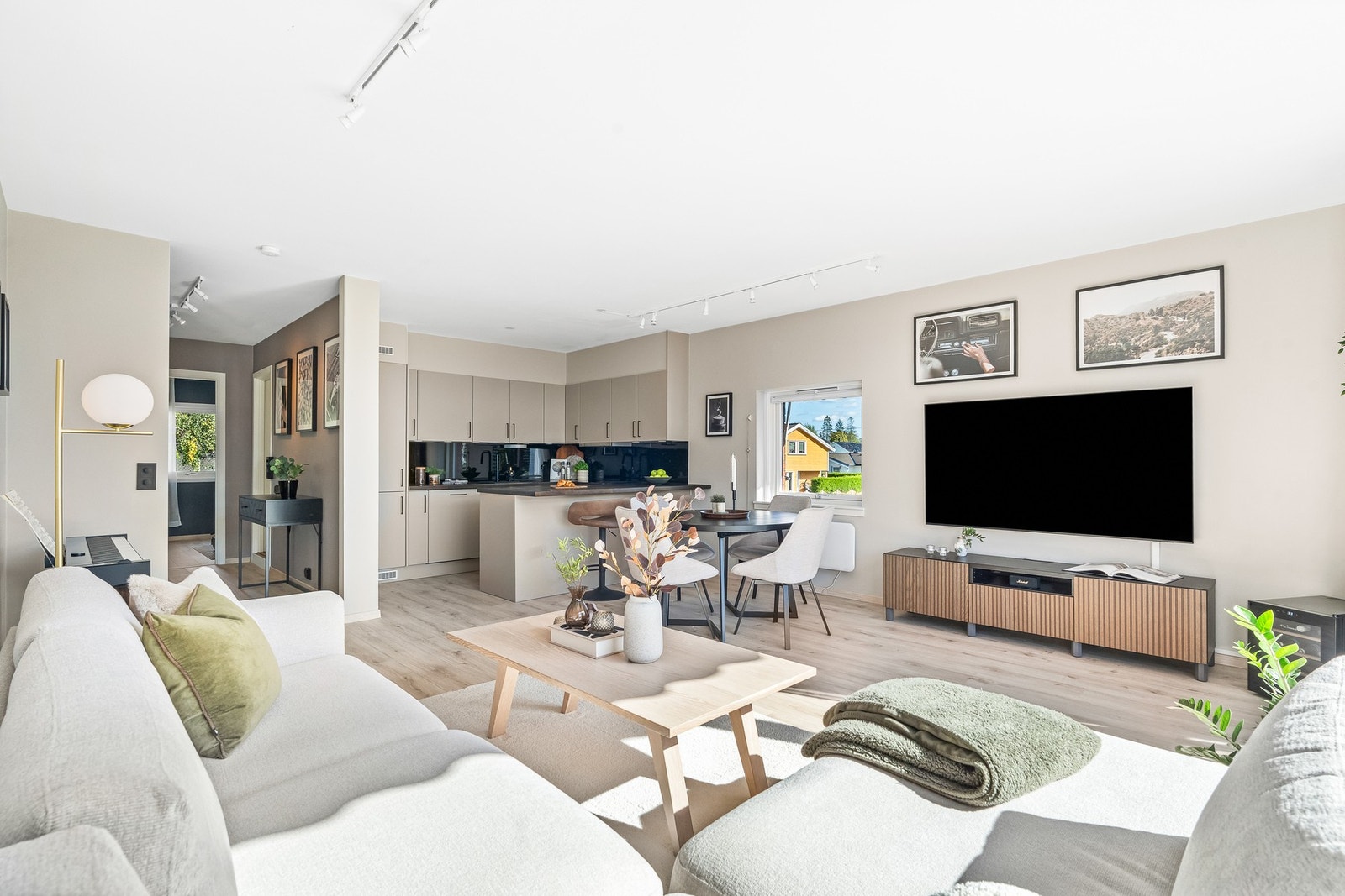 Videre inn i stuen. Galleribilde