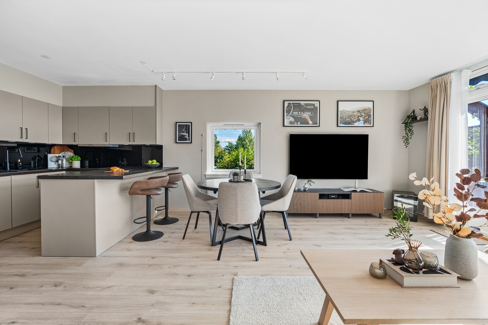 Stuen har naturlig plass for spisebord i tilknytning til kjøkkenet, og rommet fungerer godt som boligens sosiale samlingspunkt. Galleribilde