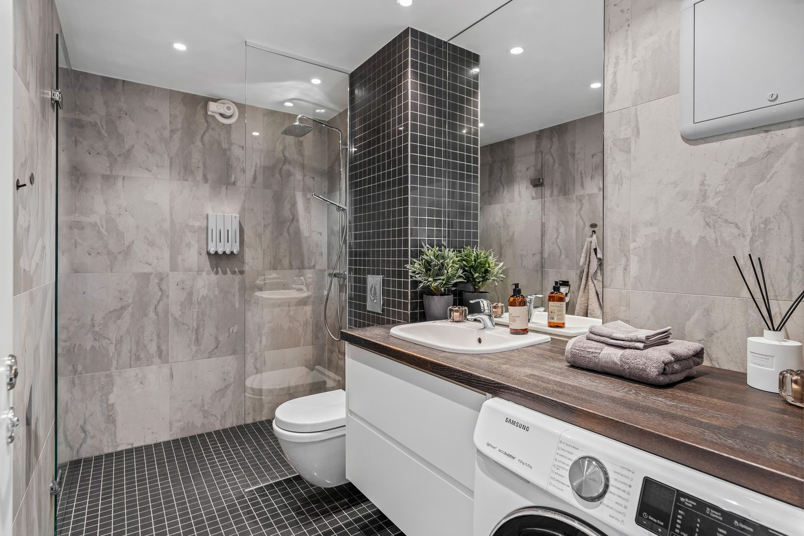 Badet har fliser på gulv og vegger, og fremstår som et funksjonelt våtrom med gode løsninger for daglig bruk. Galleribilde
