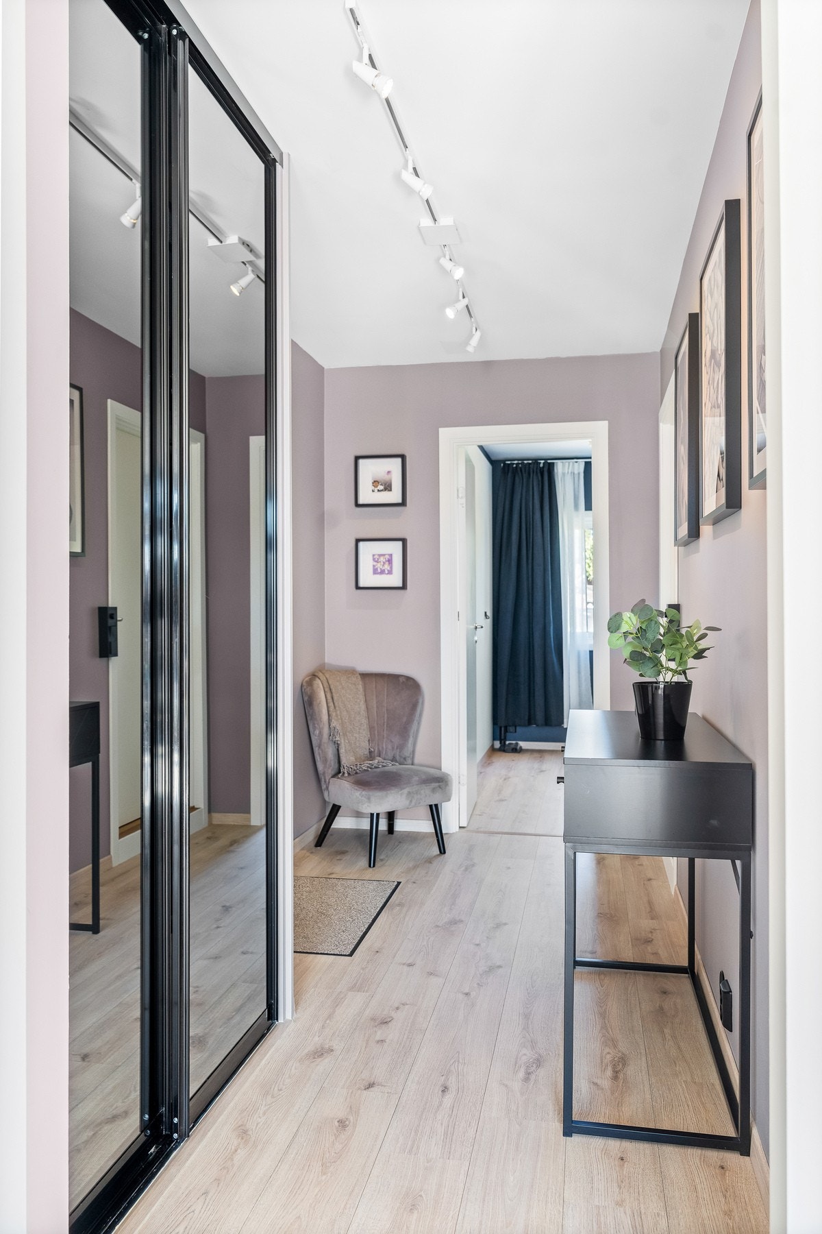 Lys og innbydende entré med laminatgulv og lyse, malte overflater. Entréen gir et hyggelig førsteinntrykk av boligen. Galleribilde