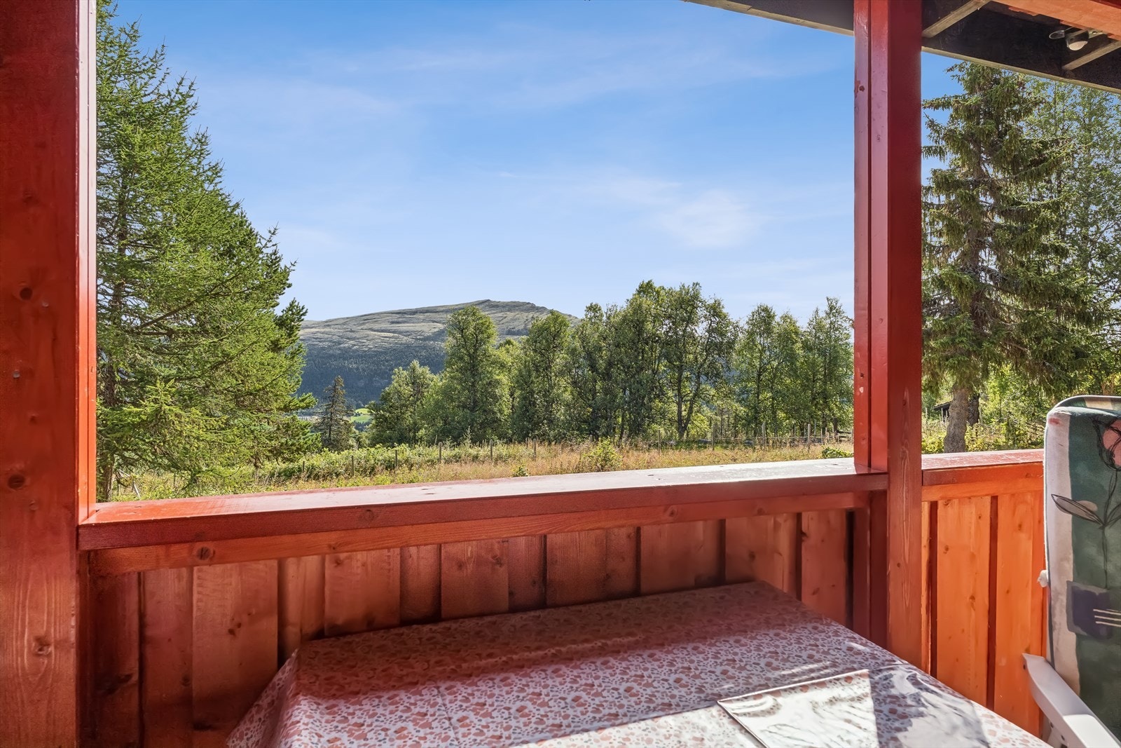 Verandaen er overbygd og har gulv av terrassebord. Galleribilde