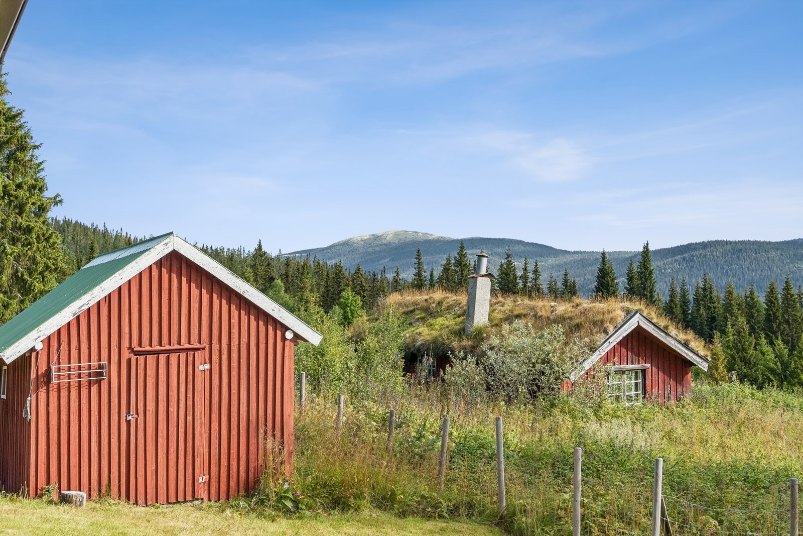 Eiendommen ligger i et landlig og skogkledd terreng på 746 moh. Kort vei opp til fjellet. Skiløyper starter rett ved eiendommen. Galleribilde