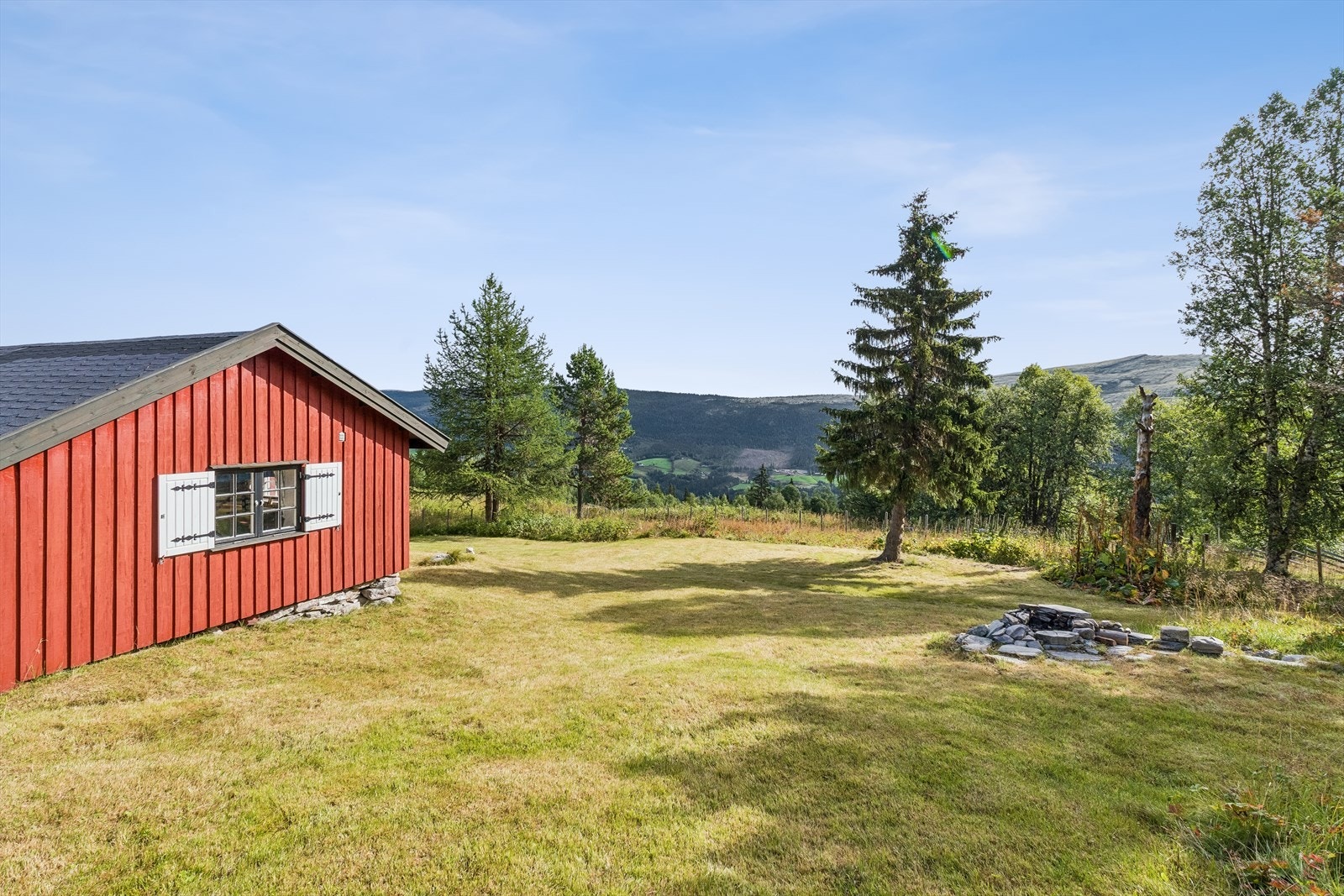 Uteområde med etablert grillplass og fin utsikt. Galleribilde