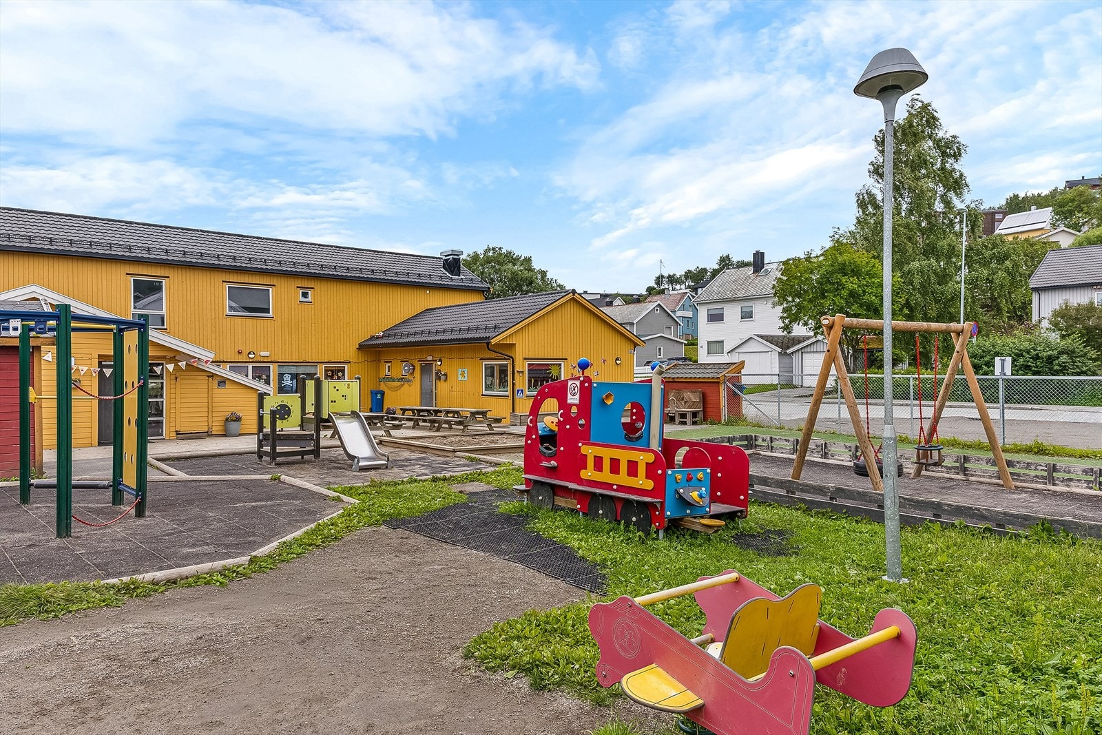 Eiendommen ligger sentralt og fint til i Rønvika nært det meste. Kort vei til skoler, barnehager, dagligvarebutikker og flotte turområder. Nærmeste busstopp er kun ca.3 minutters gange. Galleribilde
