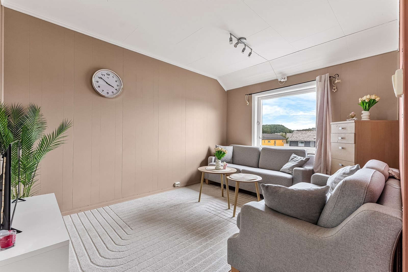 Stue med fine fargevalg og god plass til sittegruppe. Galleribilde