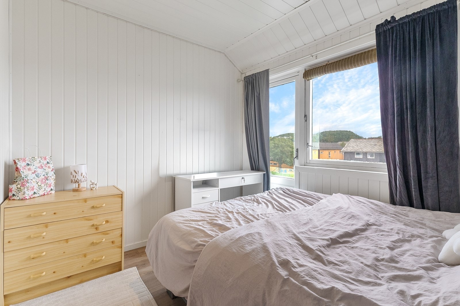 Romslig soverom. Galleribilde