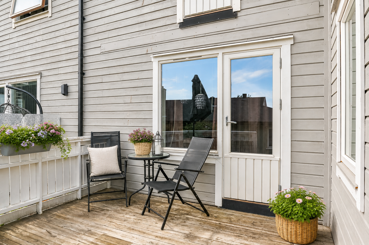 Solrik terrasse med nedgang til felles hage. Galleribilde