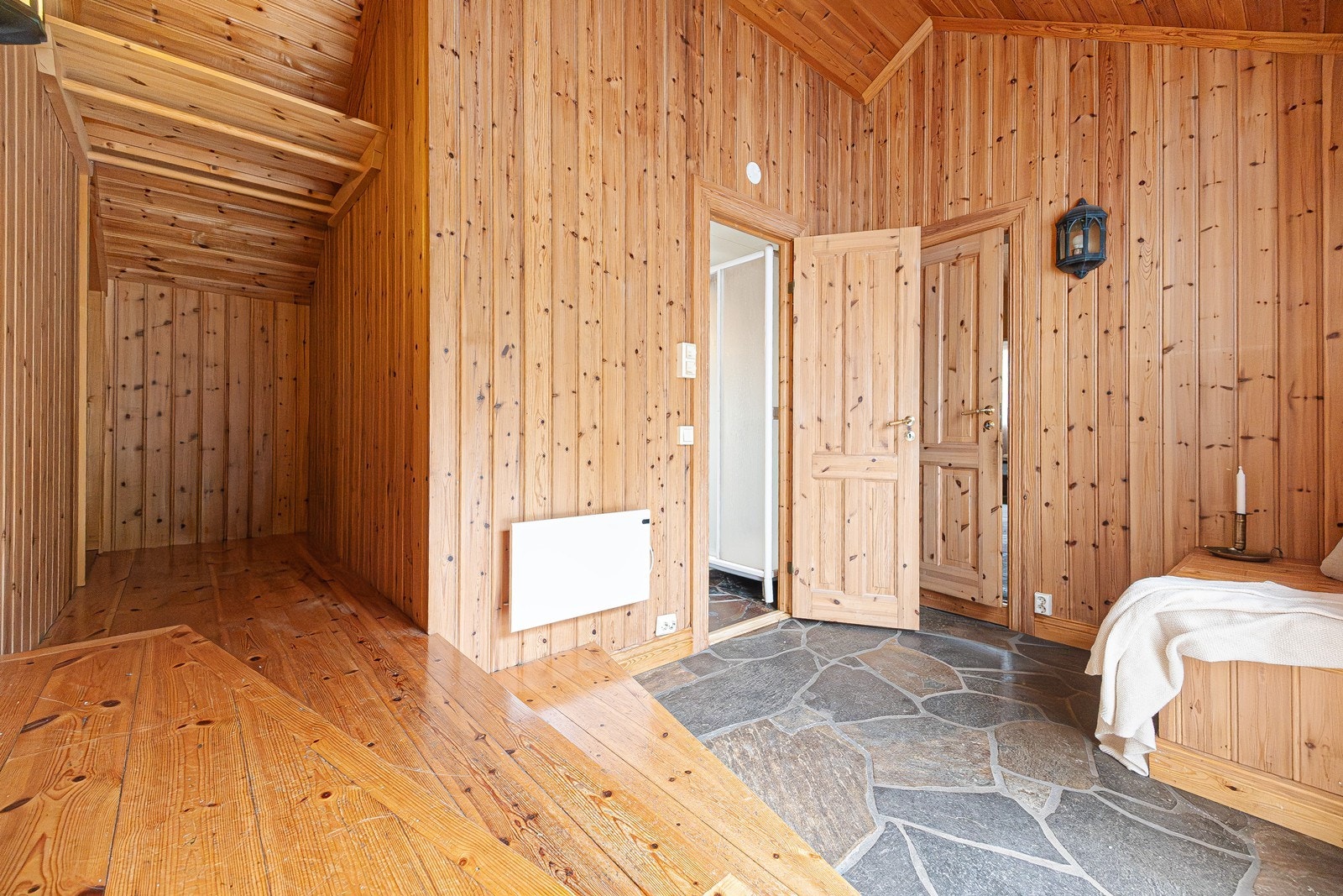 Romslig entrè med gode lagringsmuligheter Galleribilde
