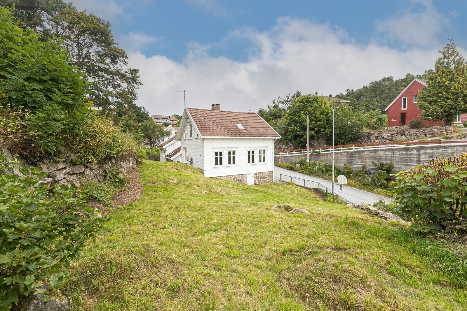 Romslige uteområder med hage med plen Galleribilde