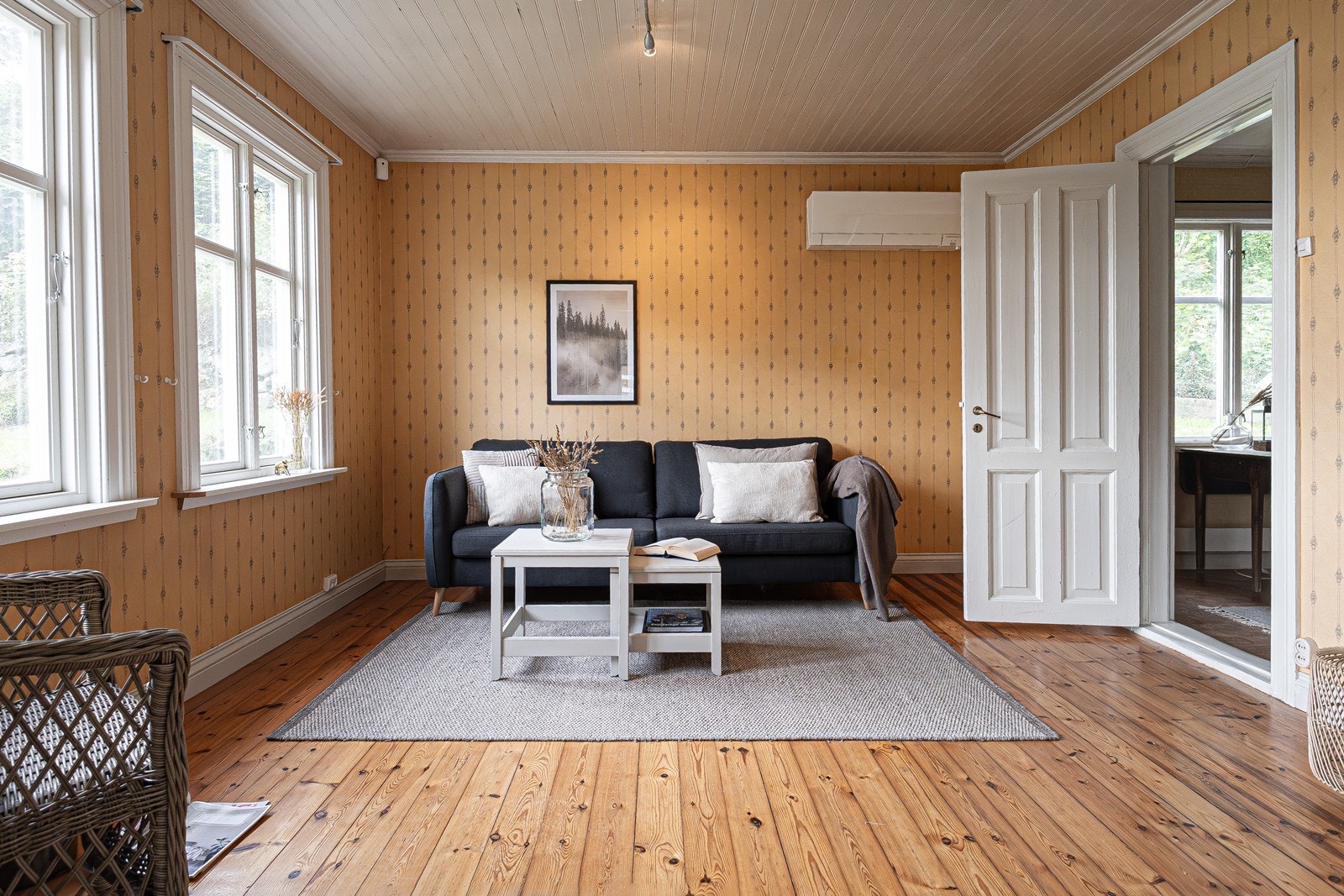 Stue med lekre tregulv Galleribilde