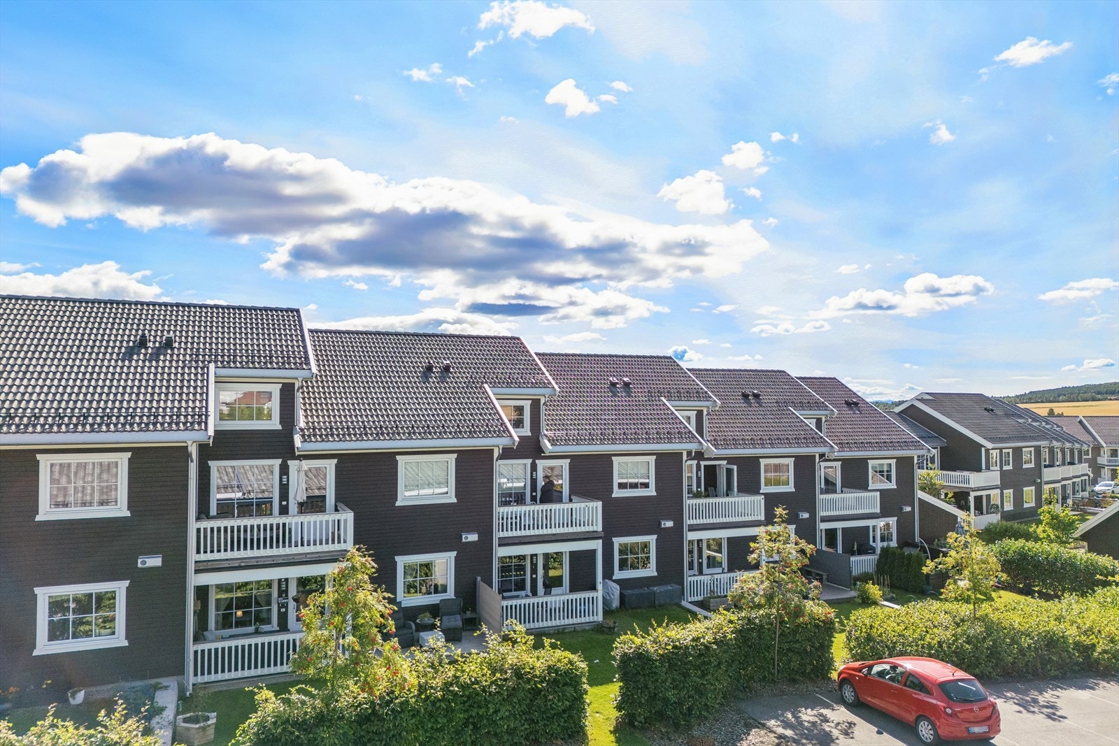 Boligen har en fin beliggenhet i et etablert og barnevennlig boligområde i Nydal i Furnes, tilhørende Ringsaker kommune like nord for Hamar. Galleribilde