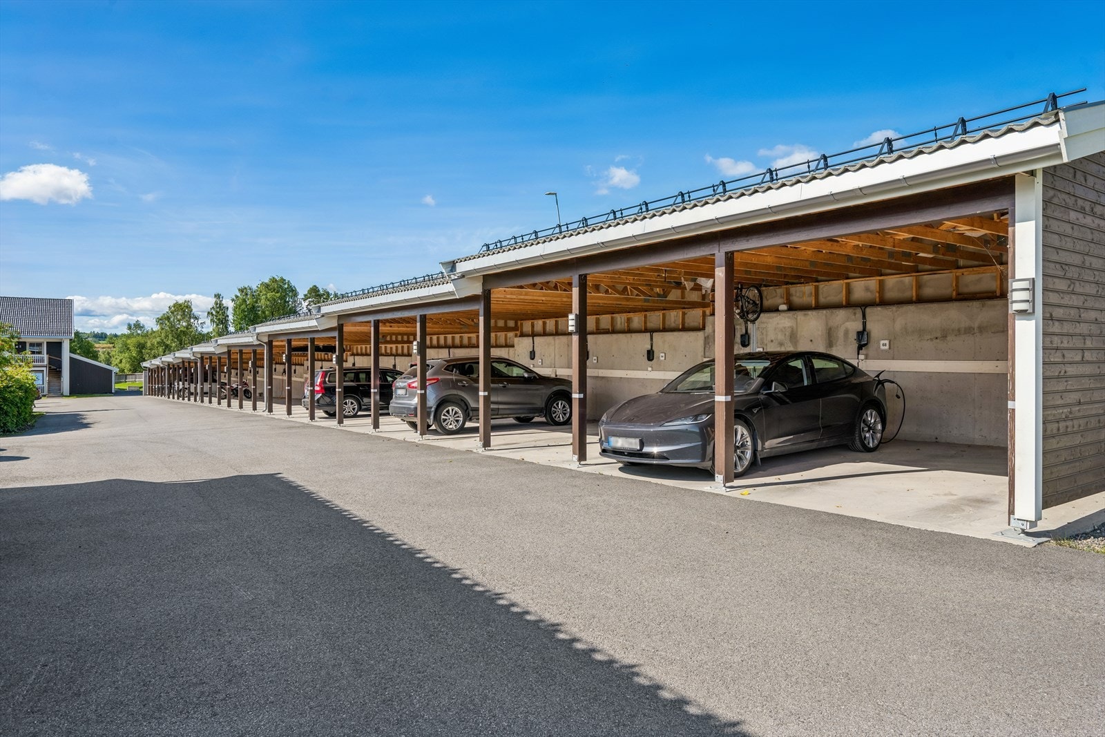 Det medfølger egen plass i felles carportanlegg. Galleribilde