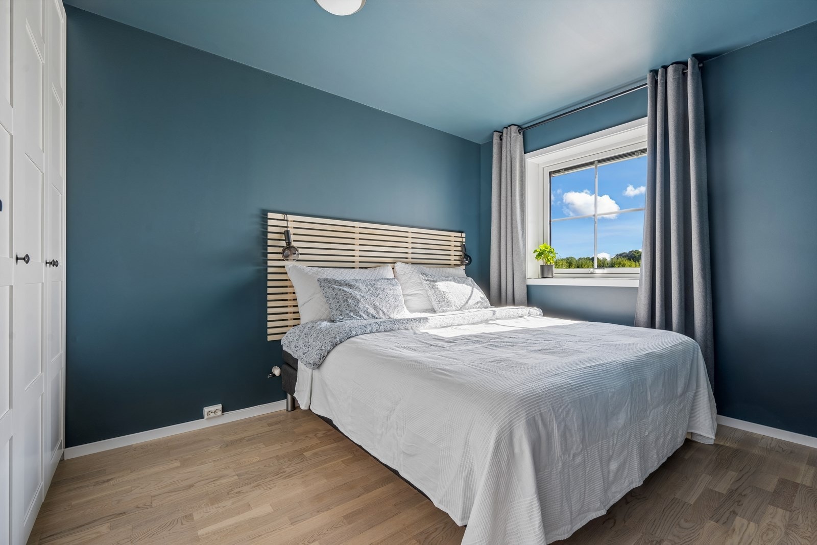 Hovedsoverom med god plass til dobbeltseng. Galleribilde