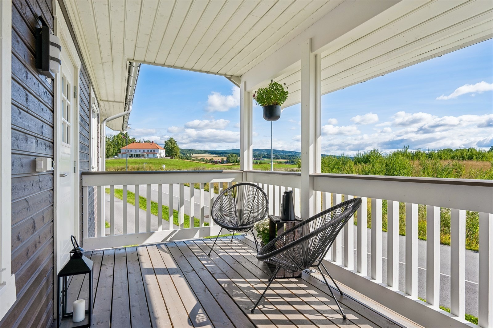 Leiligheten ligger i 2. etasje med utvendig tretrapp til en overbygget terrasse på 8,2 m² tilknyttet inngangspartiet. Galleribilde
