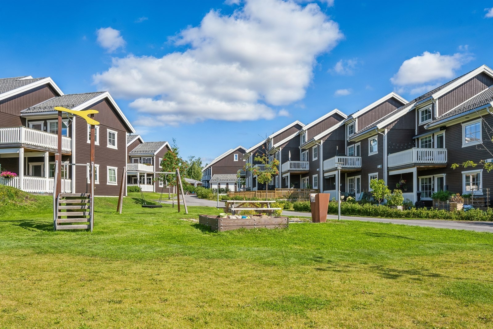 Barnevennlig område med lekeplass på fellesarealet. Galleribilde