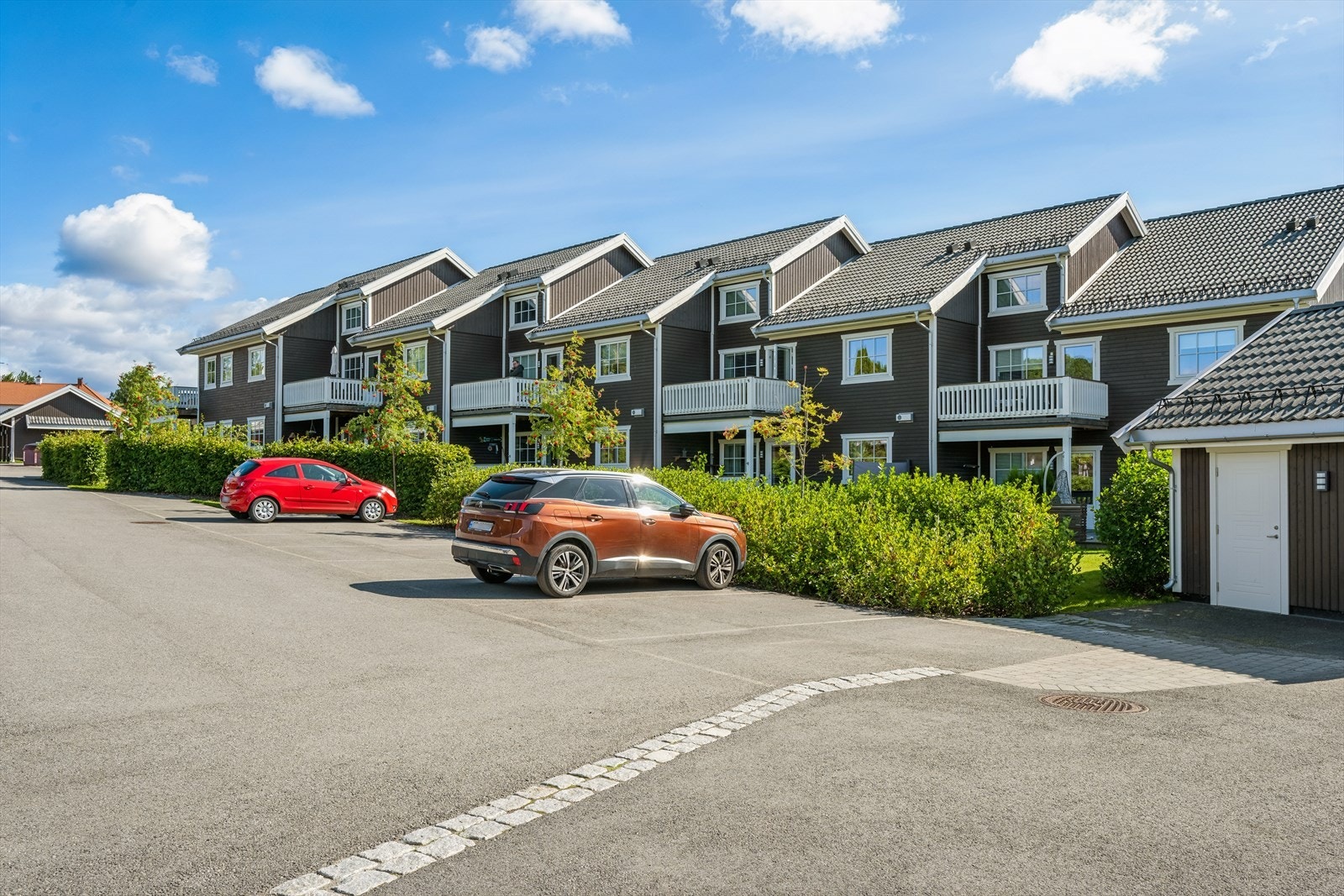 Asfalterte internveier og parkering på fellesområdet. Galleribilde