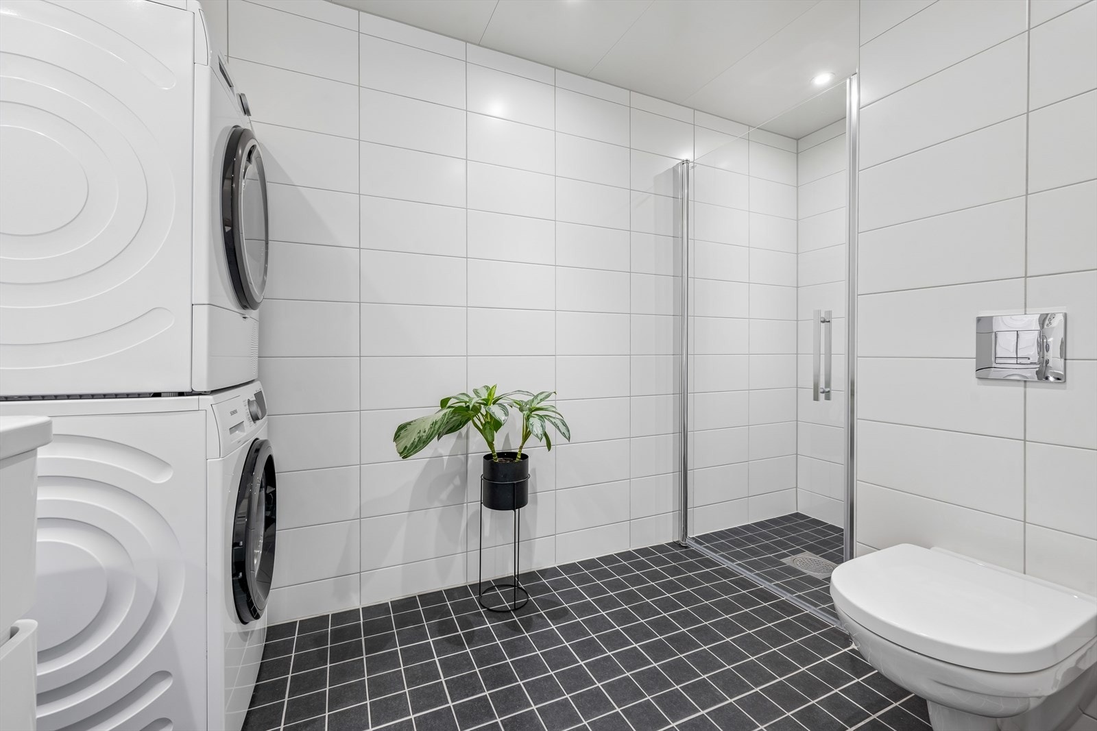 Badet har vannbåren gulvvarme, vegghengt toalett og dusjnisje med glassdør. Galleribilde