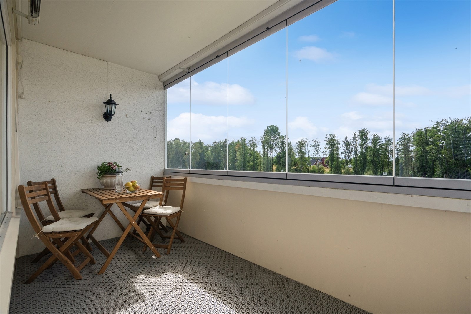 Her får man et ekstra oppholdsrom store deler av året, med plass til sittegruppe og hyggelige stunder fra tidlig vår til sen høst. De store glassflatene slipper inn mye lys og gir god kontakt med omgivelsene Galleribilde