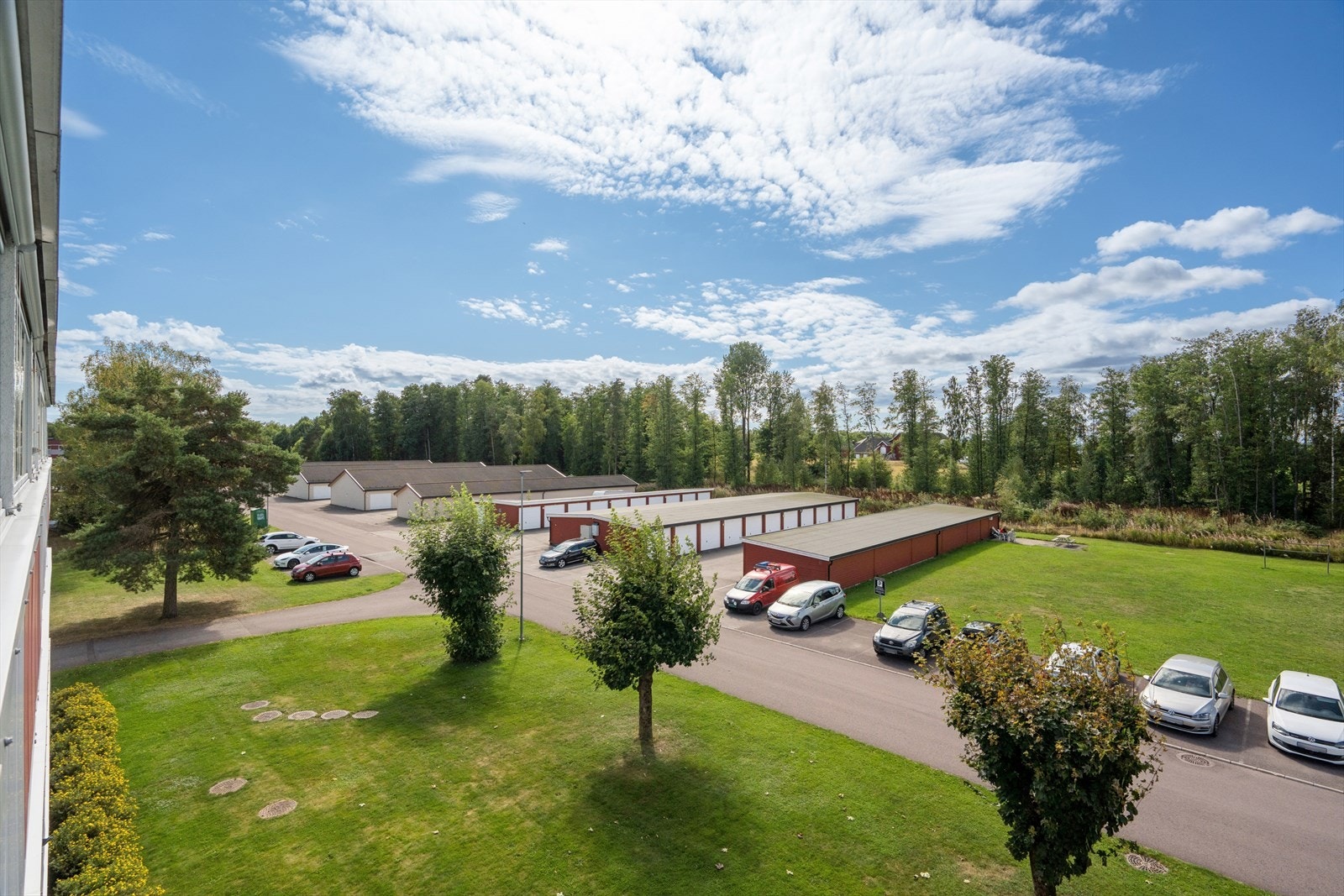 Fra leiligheten og balkongen er det hyggelig utsyn mot grønne fellesarealer og nærområdet Galleribilde