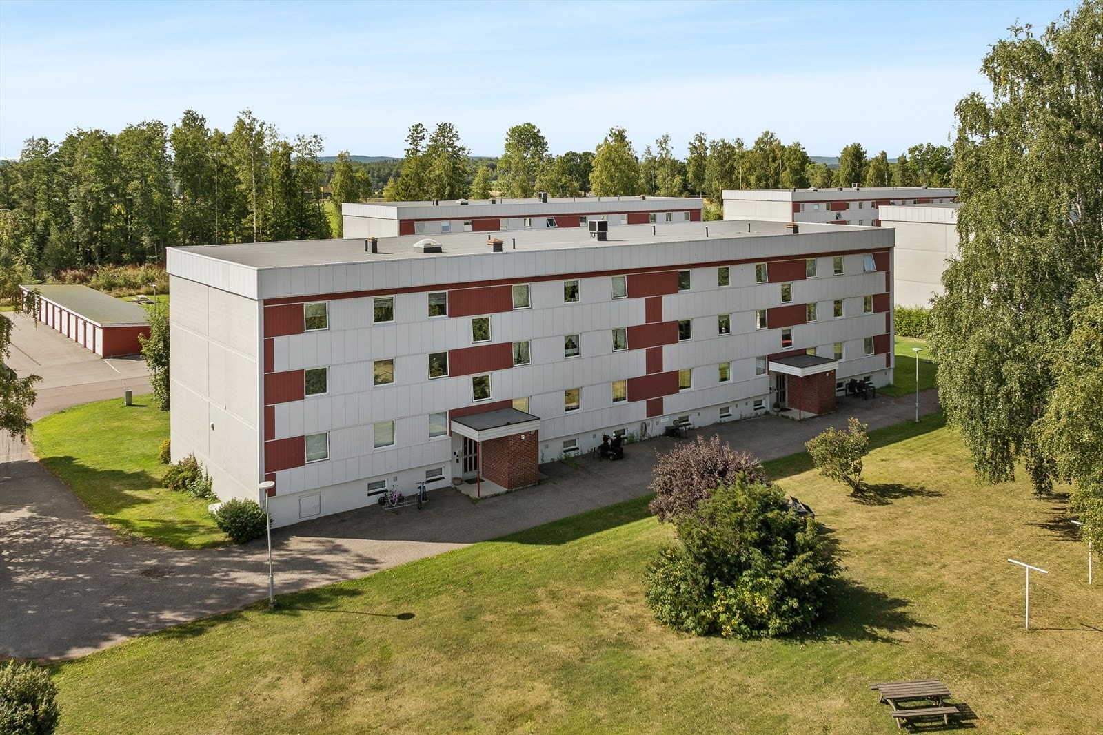 Området oppleves som både barnevennlig og praktisk, med nærhet til skole, barnehage, butikker, idrettsanlegg, kollektivtransport og flotte tur- og rekreasjonsområder Galleribilde