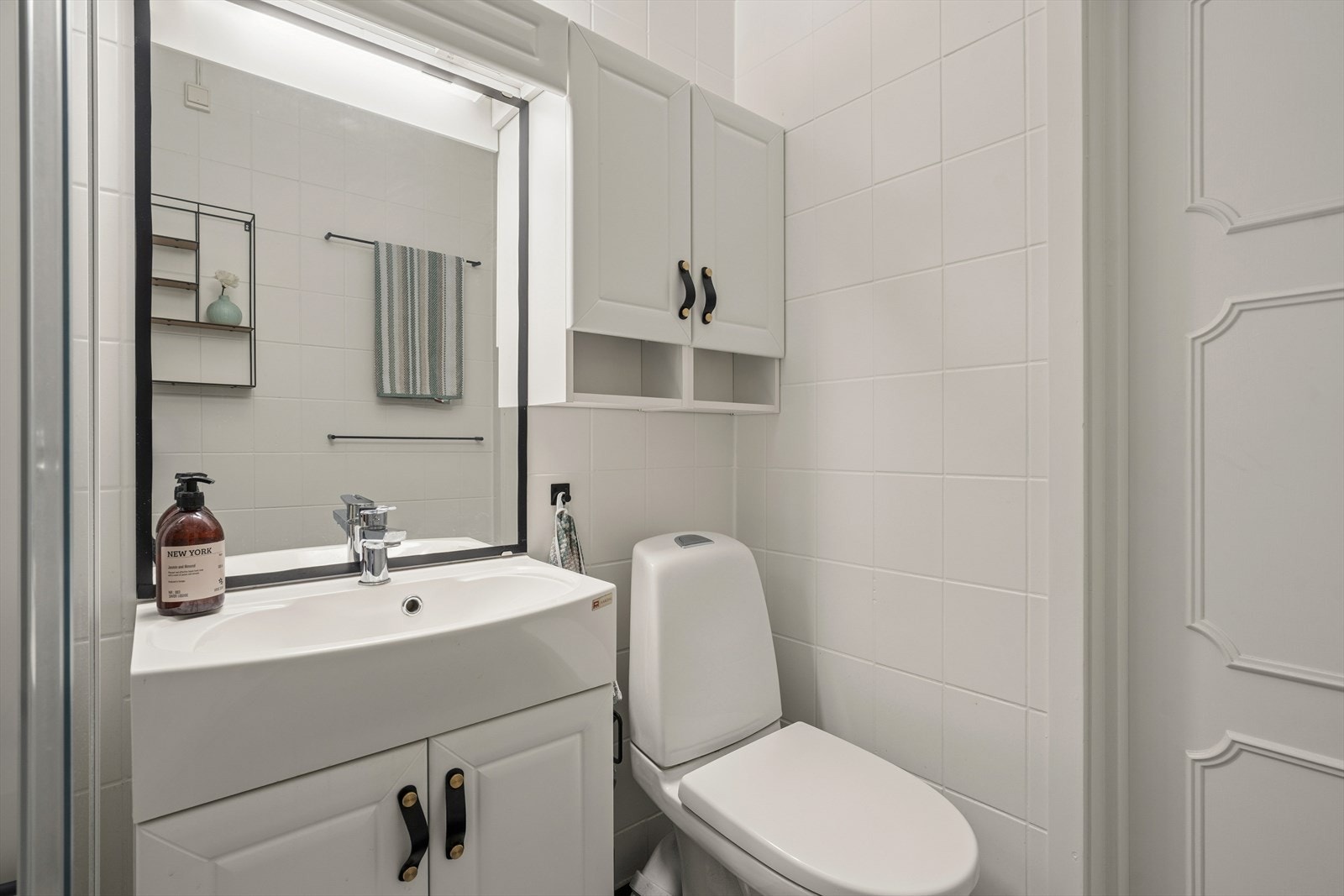 Badet fremstår lyst og ryddig, med innredning som gir gode oppbevaringsmuligheter Galleribilde
