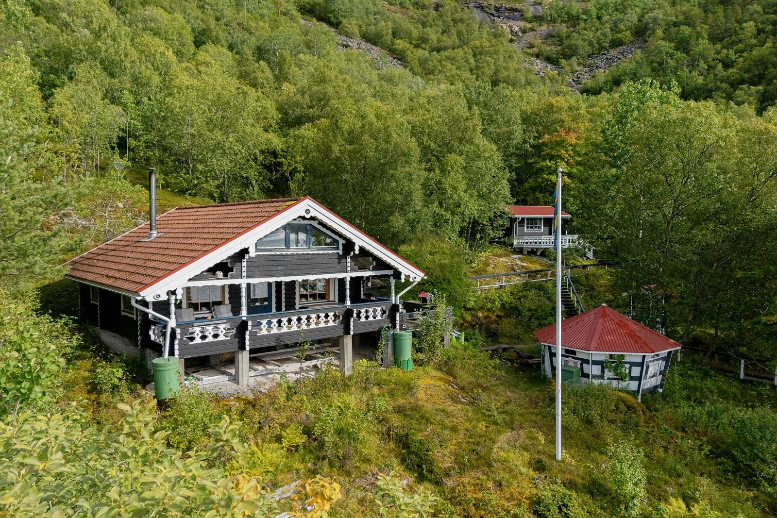 Velkommen til Efjord-E6 4! Sjarmerende hytte med tømmerkonstruksjon og flere tilleggsbygg, samt naust! Foto: Hanna Linnea Kristensen Galleribilde