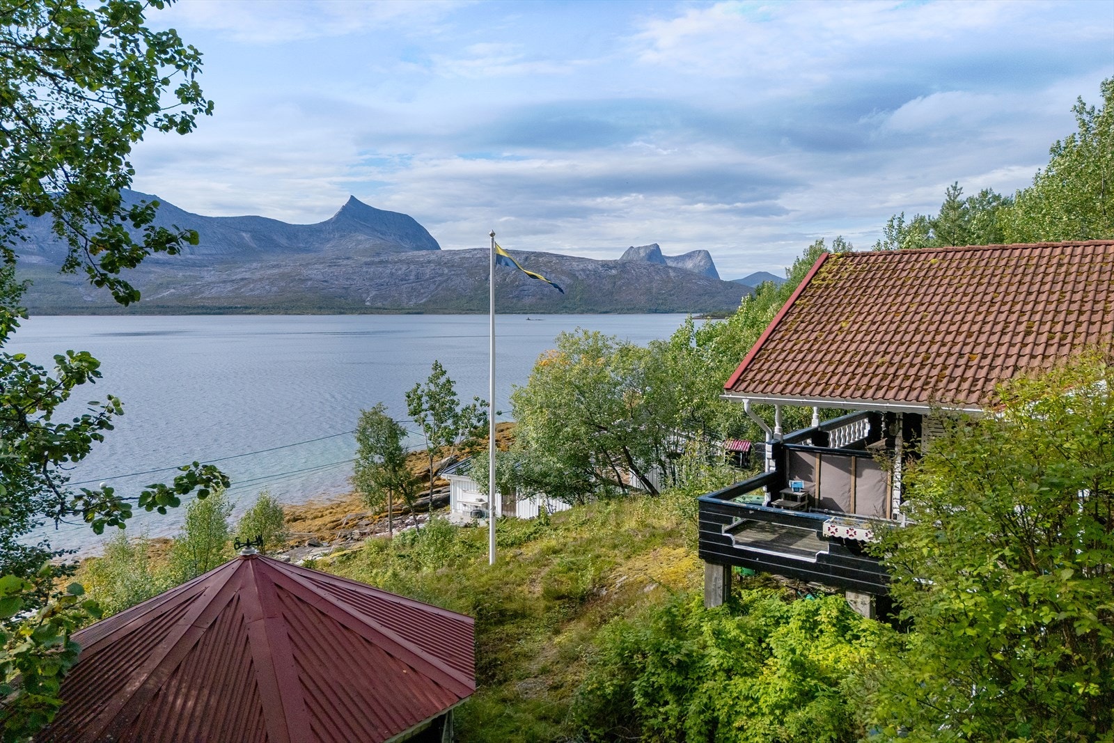 Eiendommen ligger i landlige og naturskjønne omgivelser helt nede ved sjøen i Djupås i Efjord, fantastisk utsikt! Galleribilde