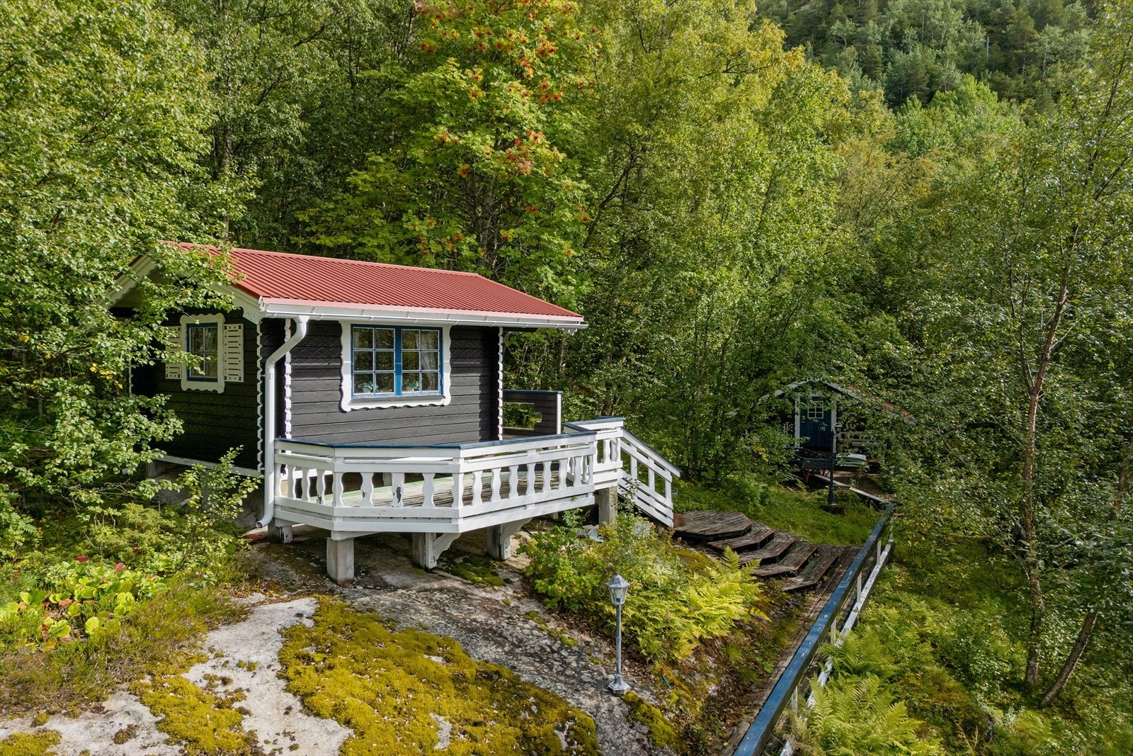 Annekset- Bygget i maskinlaft/tømmer, med stålplater på yttertaket, malte trevinduer og malt ytterdør i tre. Solid fundamentert til fjell. Galleribilde
