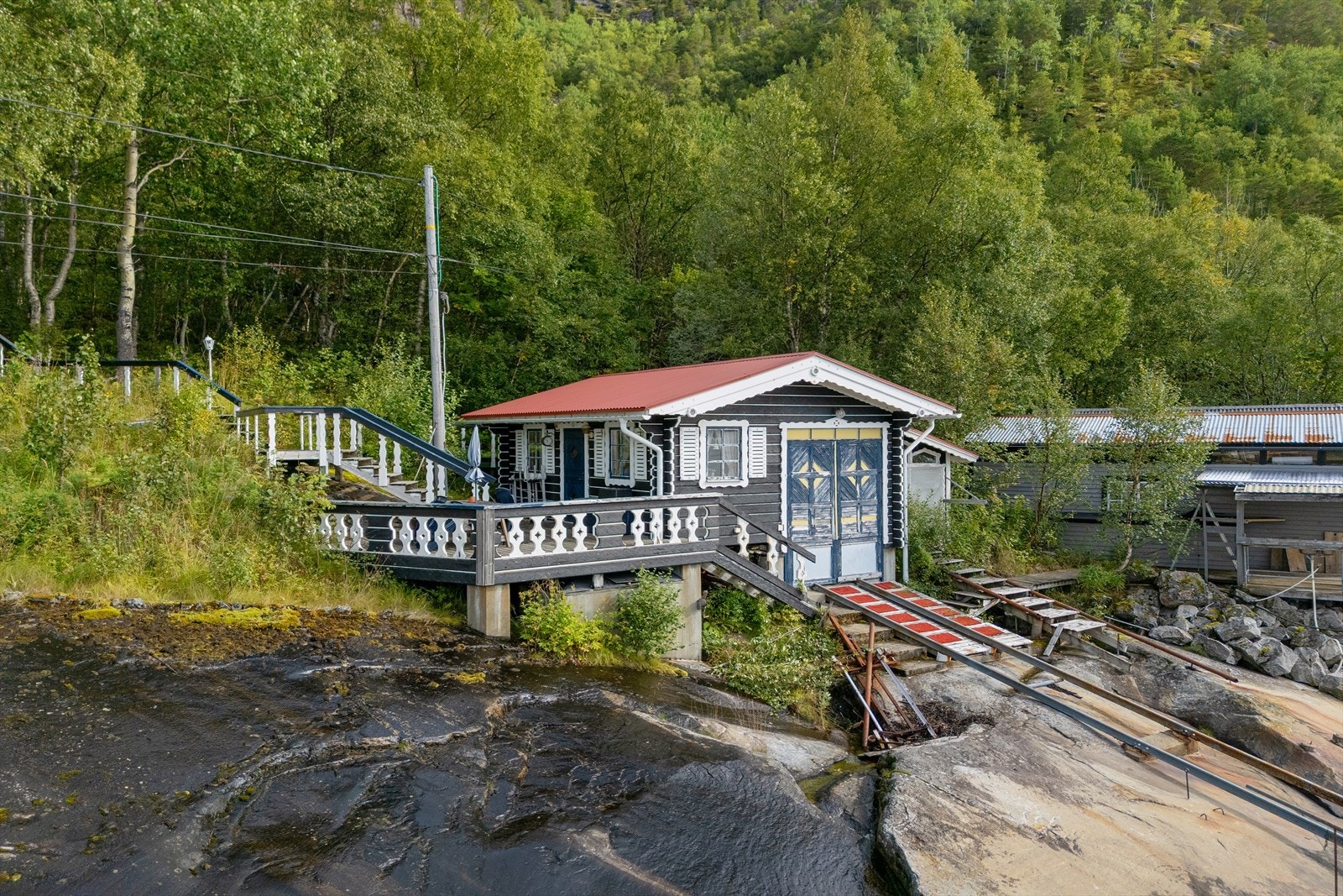 Allsidig tilleggsbygg oppført i maskinlaft og bindingsverk, med stålplatetak. Bygget inneholder badstue, oppholdsrom, lagerrom og naustrom. Galleribilde