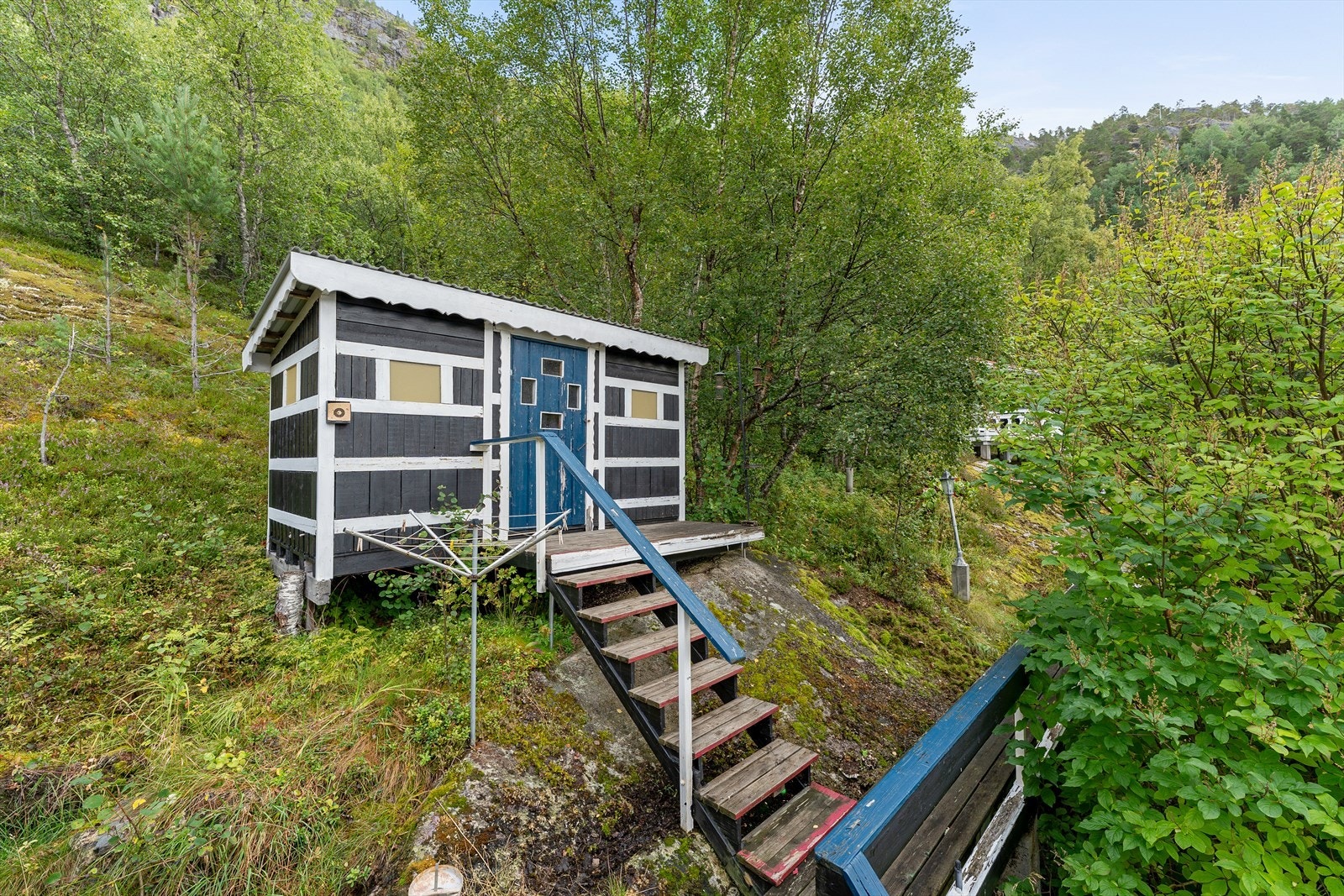 Vedbod- Praktisk vedbod med god plass til oppbevaring og lagring. Galleribilde