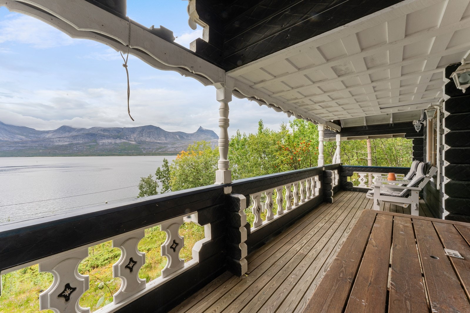 Stor og overbygd balkong med god plass til møblering i flere soner - perfekt for både avslapning og hyggelige måltider. Galleribilde