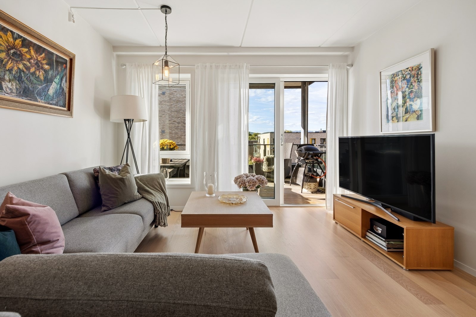 Lys og luftig stue med store vindusflater som slipper inn rikelig med naturlig dagslys. Galleribilde