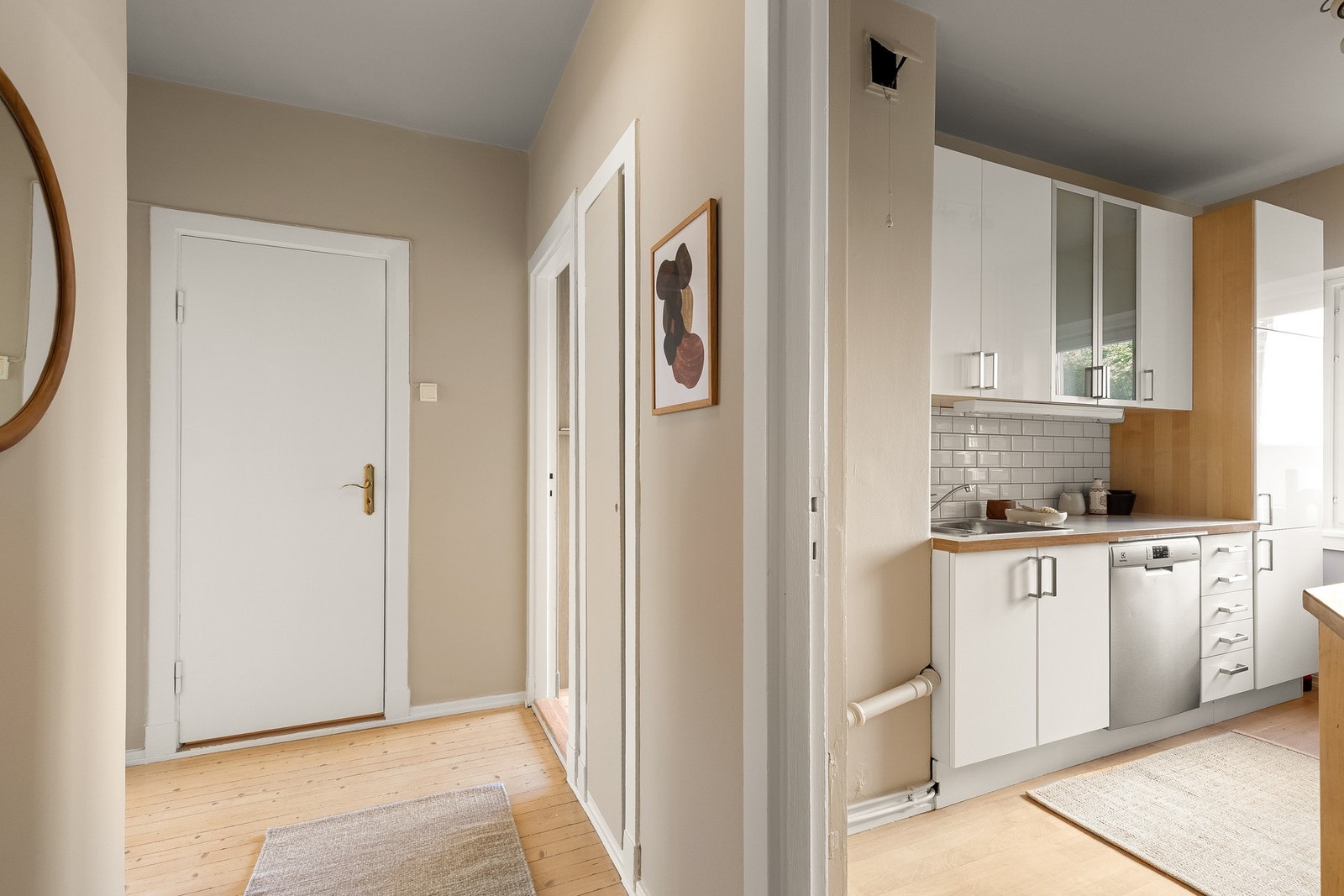 Flott entré/gang med plass til oppbevaring av yttertøy og sko i praktisk innebygget kott. Galleribilde