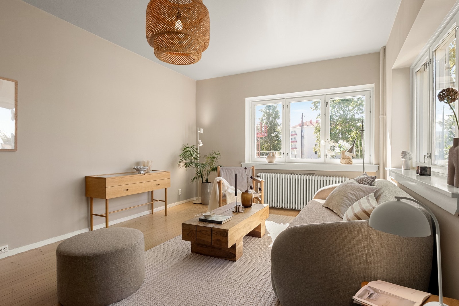 eiligheten ligger fint til i byggets 2. etasje med gjennomgående planløsning i bygget, god takhøyde og store vindusflater mot tre forskjellige himmelretninger som sørger for rikelig med naturlig lys. Galleribilde