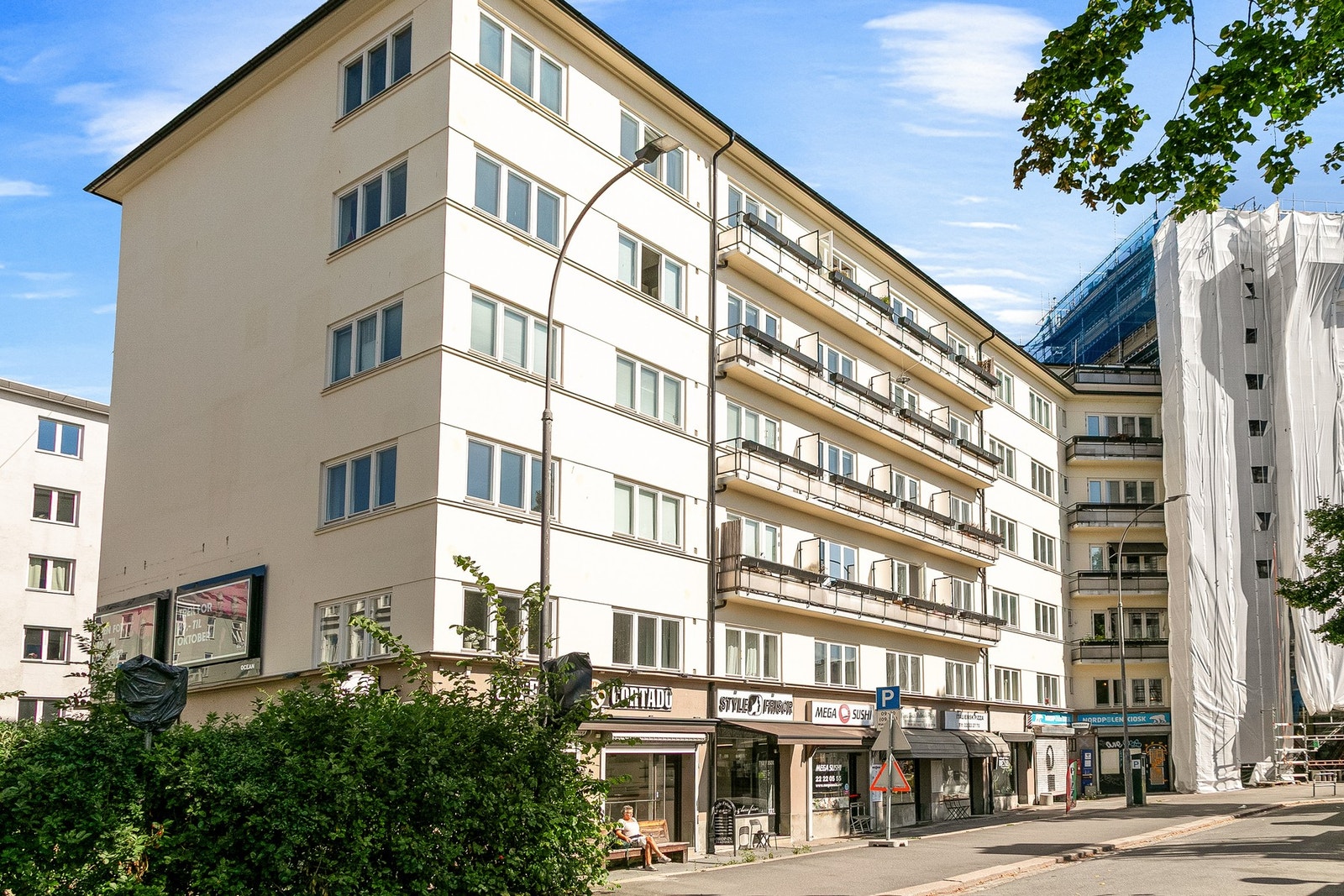 Gården er i god stand. Fasader er pusset opp på lavblokk og høyblokka pusses opp i disse dager. Galleribilde