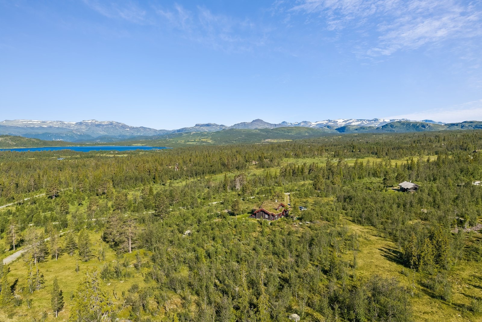 Nå har du en sjelden mulighet til å sikre deg en vakker eiendom beliggende i et nydelig fjellområde i Øystre Slidre. Eiendommen ligger høyt og fritt til i attraktive Midtre Javnlie, ca. 930 moh. Galleribilde