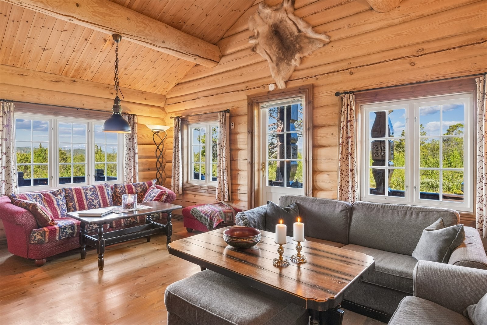 Store vindusflater slipper naturen inn og fremhever den vakre utsikten eiendommen har. Fra stua er det utgang til terrasse. Galleribilde