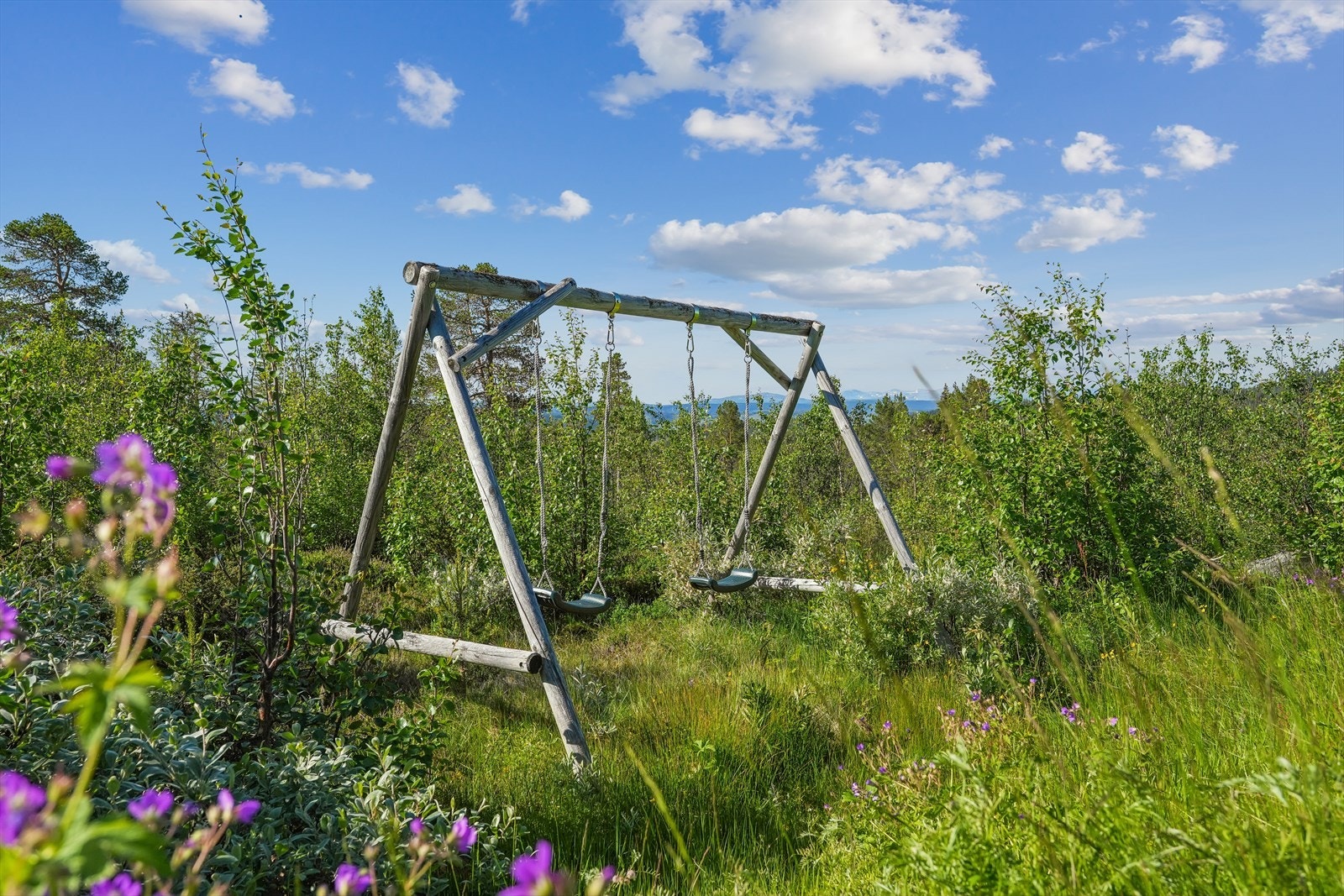 På den romslige tomta er det god plass til lek og moro. Galleribilde