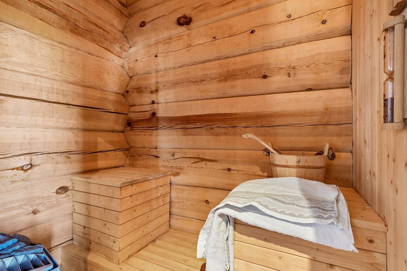 I badstua er det plassbygde benker, og er et godt sted å avslutte en aktiv dag på fjellet. Galleribilde