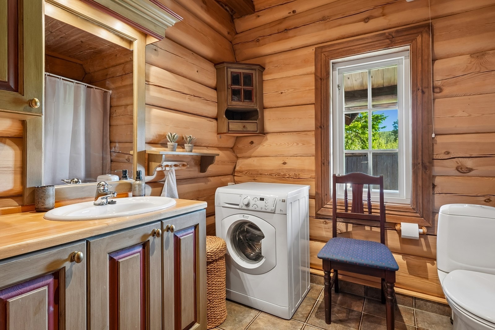 På det ene badet er det opplegg for vaskemaskin, noe som bidrar til ekstra komfort og funksjonalitet. Galleribilde