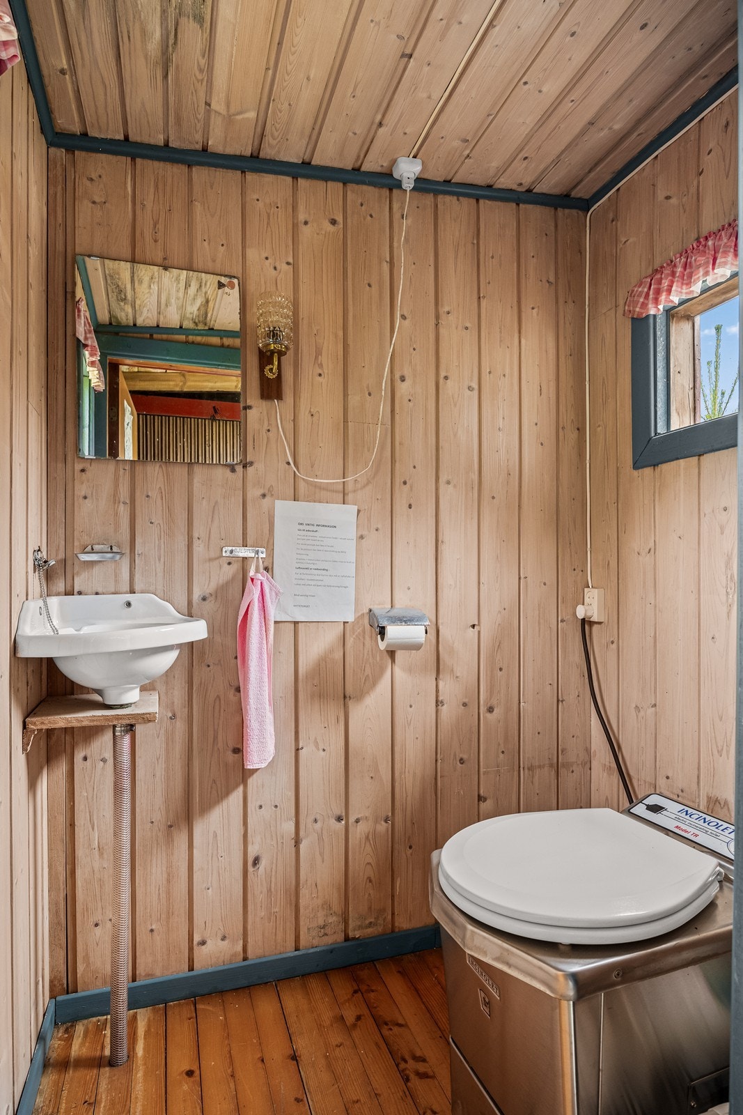 Toalettrom med forbrenningsdo Galleribilde
